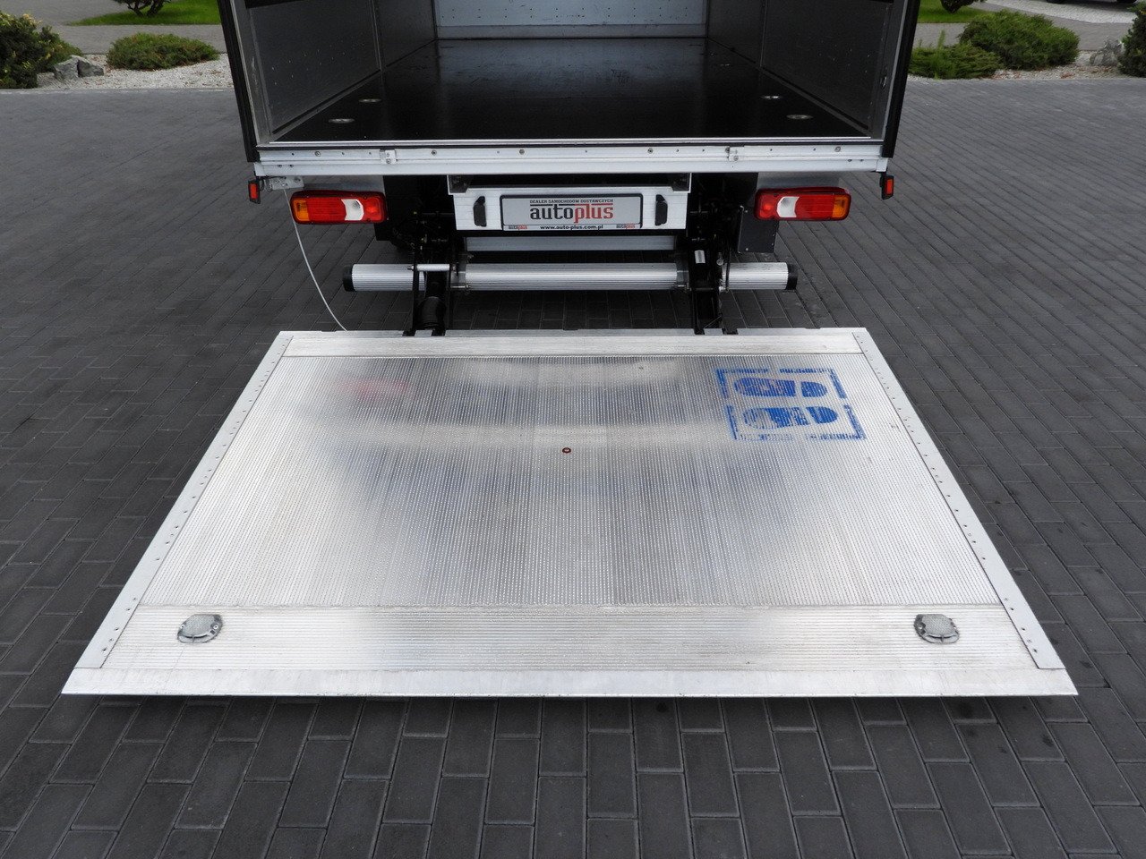 Lease a IVECO DAILY 35S18 TARPAULIN LIFT 8 PALLETS WEBASTO CRUISE CONTROL AIR CONDITIONING 180HP IVECO DAILY 35S18 TARPAULIN LIFT 8 PALLETS WEBASTO CRUISE CONTROL AIR CONDITIONING 180HP: picture 26 Lease a IVECO DAILY 35S18 TARPAULIN LIFT 8 PALLETS WEBASTO CRUISE CONTROL AIR CONDITIONING 180HP IVECO DAILY 35S18 TARPAULIN LIFT 8 PALLETS WEBASTO CRUISE CONTROL AIR CONDITIONING 180HP: picture 26