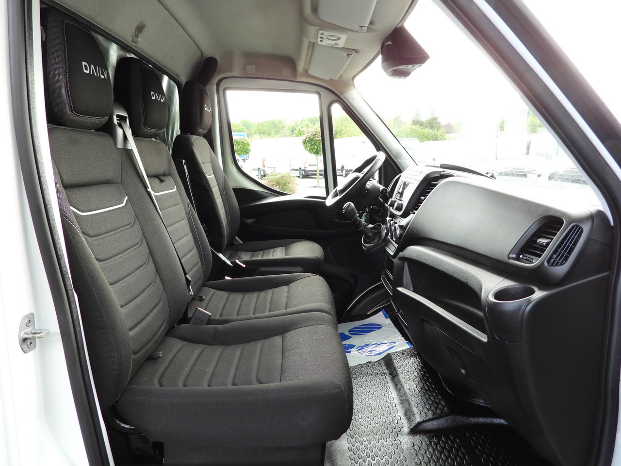 Lease a IVECO DAILY 35S18 TARPAULIN LIFT 8 PALLETS WEBASTO CRUISE CONTROL AIR CONDITIONING 180HP IVECO DAILY 35S18 TARPAULIN LIFT 8 PALLETS WEBASTO CRUISE CONTROL AIR CONDITIONING 180HP: picture 44 Lease a IVECO DAILY 35S18 TARPAULIN LIFT 8 PALLETS WEBASTO CRUISE CONTROL AIR CONDITIONING 180HP IVECO DAILY 35S18 TARPAULIN LIFT 8 PALLETS WEBASTO CRUISE CONTROL AIR CONDITIONING 180HP: picture 44