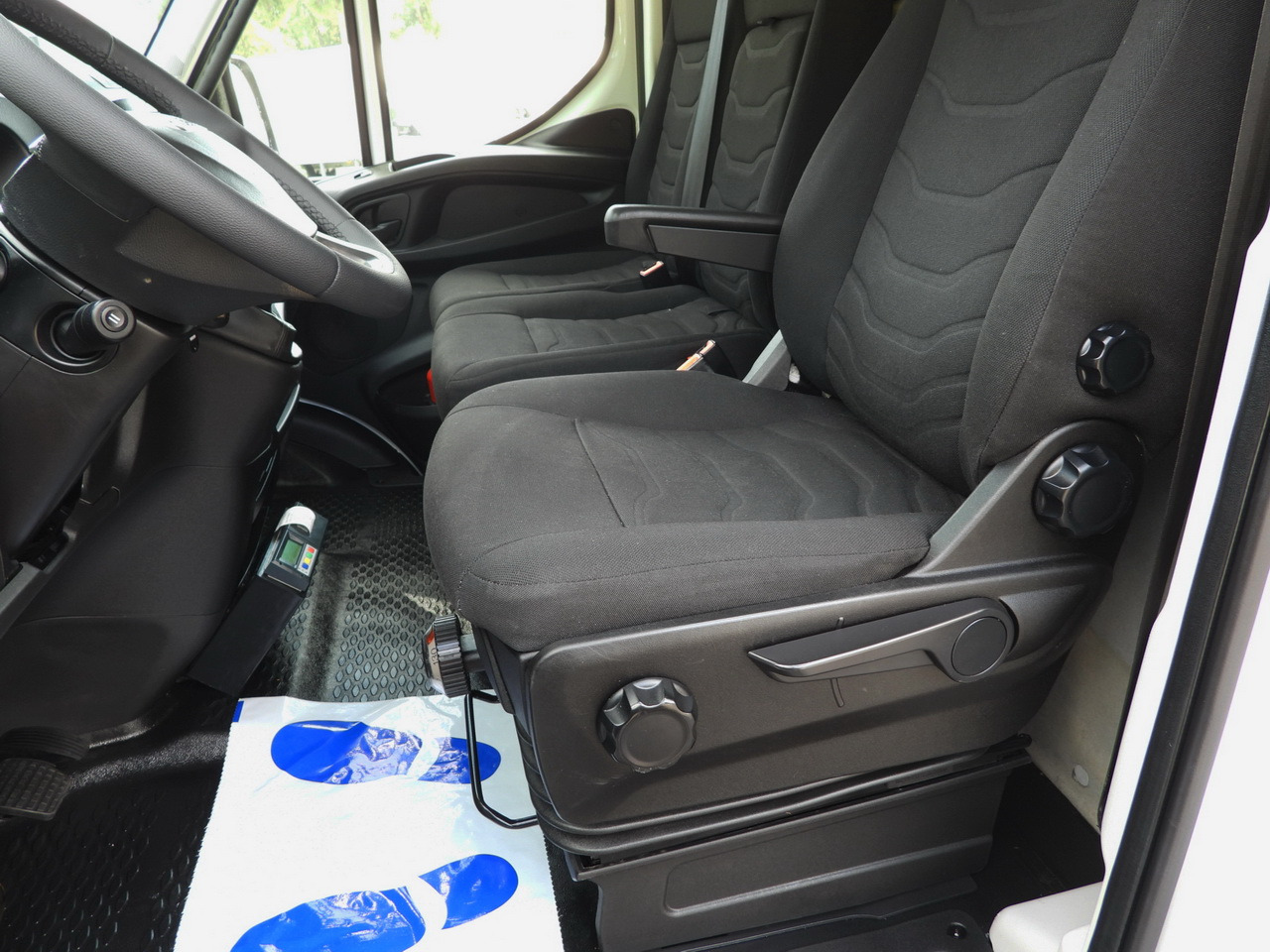 Refrigerator truck IVECO DAILY 70C17 REFRIGERATOR 1*C LIFT 10 PALLETS POWER SUPPLY 230V CRUISE CONTROL AIR CONDITIONING PNEUMATICS AUTOMATIC TRANSMISSION HI-MATIC TWIN WHEELS  170HP: picture 35