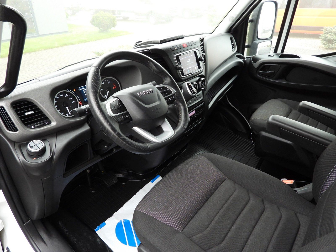 Iveco DAILY 72C18 PRITSCHE PLANE AUFZUG 16 PALETTEN - Curtain side van: picture 2 Iveco DAILY 72C18 PRITSCHE PLANE AUFZUG 16 PALETTEN - Curtain side van: picture 2