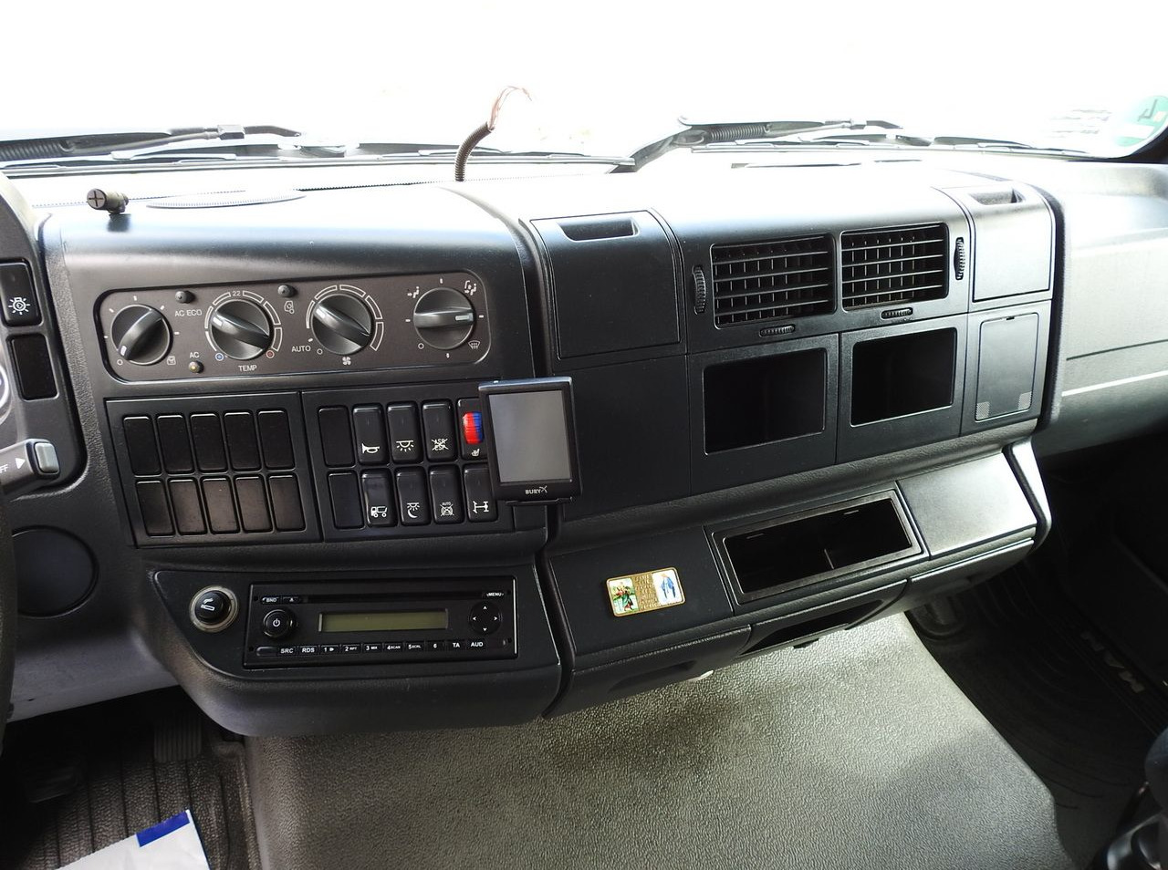 Curtainsider truck MAN TGM 15.290 TARPAULIN LIFT 18 PALLETS CRUISE CONTROL TWIN WHEELS AIR CONDITIONING 290HP: picture 50 Curtainsider truck MAN TGM 15.290 TARPAULIN LIFT 18 PALLETS CRUISE CONTROL TWIN WHEELS AIR CONDITIONING 290HP: picture 50