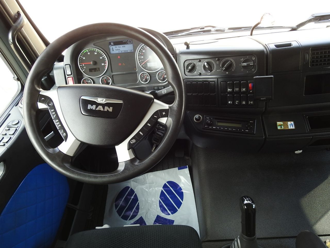 Curtainsider truck MAN TGM 15.290 TARPAULIN LIFT 18 PALLETS CRUISE CONTROL TWIN WHEELS AIR CONDITIONING 290HP: picture 44 Curtainsider truck MAN TGM 15.290 TARPAULIN LIFT 18 PALLETS CRUISE CONTROL TWIN WHEELS AIR CONDITIONING 290HP: picture 44