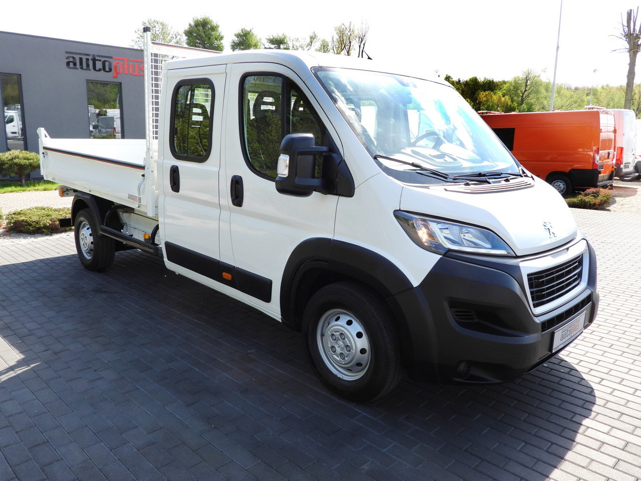 PEUGEOT BOXER  TIPPER DOUBLE CABIN DOKA 7 SEATS CRUISE CONTROL AIR CONDITIONING  140HP - Tipper van: picture 4 PEUGEOT BOXER  TIPPER DOUBLE CABIN DOKA 7 SEATS CRUISE CONTROL AIR CONDITIONING  140HP - Tipper van: picture 4