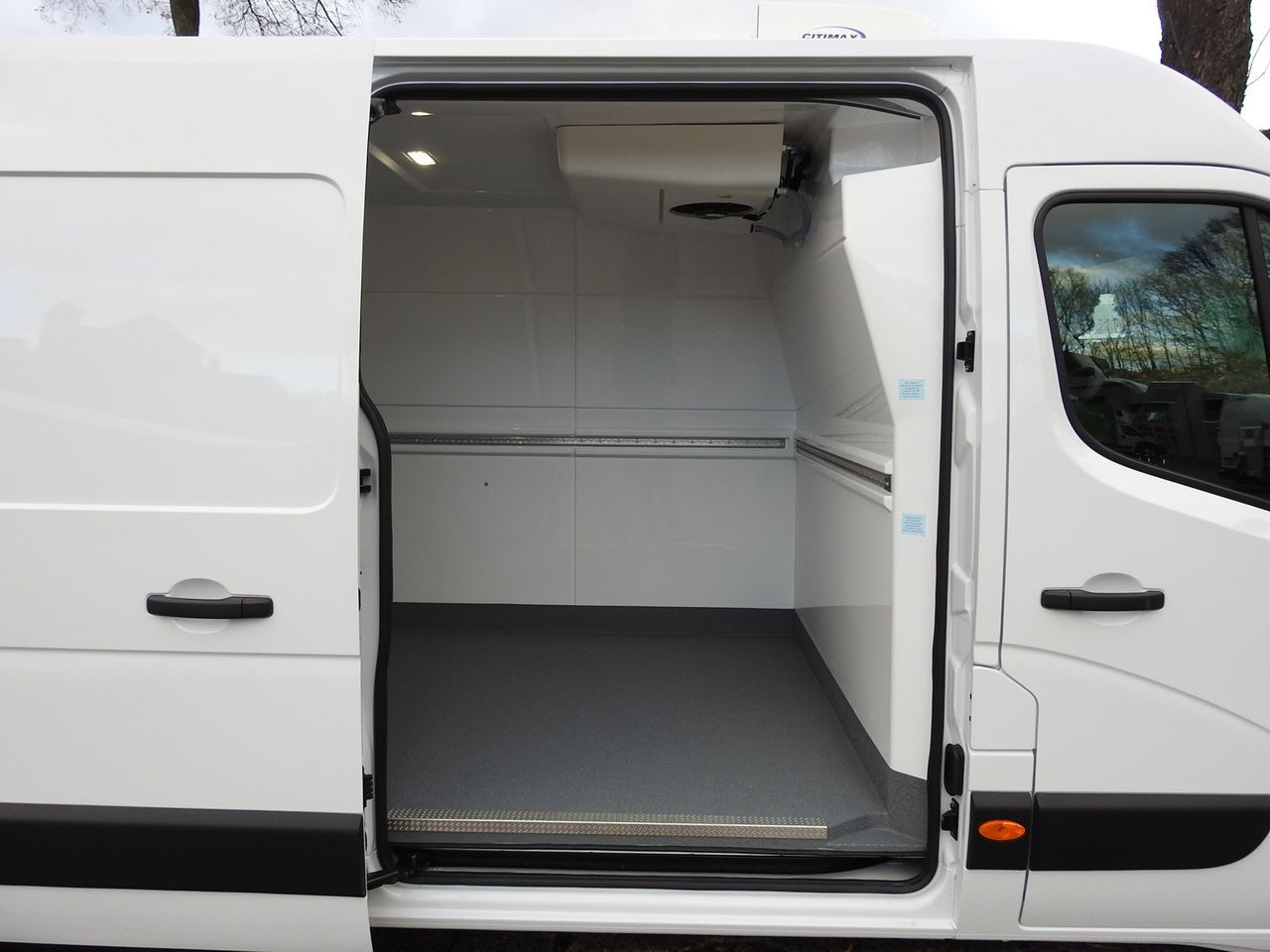 Refrigerated van RENAULT MASTER NEW REFRIGERATOR VAN -10*C AIR CONDITIONING MANUFACTURERS 135HP: picture 26 Refrigerated van RENAULT MASTER NEW REFRIGERATOR VAN -10*C AIR CONDITIONING MANUFACTURERS 135HP: picture 26
