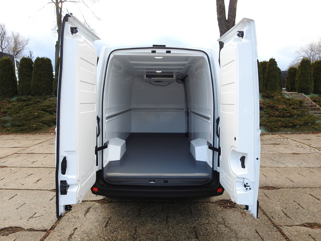 Refrigerated van RENAULT MASTER NEW REFRIGERATOR VAN -10*C AIR CONDITIONING MANUFACTURERS 135HP: picture 11 Refrigerated van RENAULT MASTER NEW REFRIGERATOR VAN -10*C AIR CONDITIONING MANUFACTURERS 135HP: picture 11