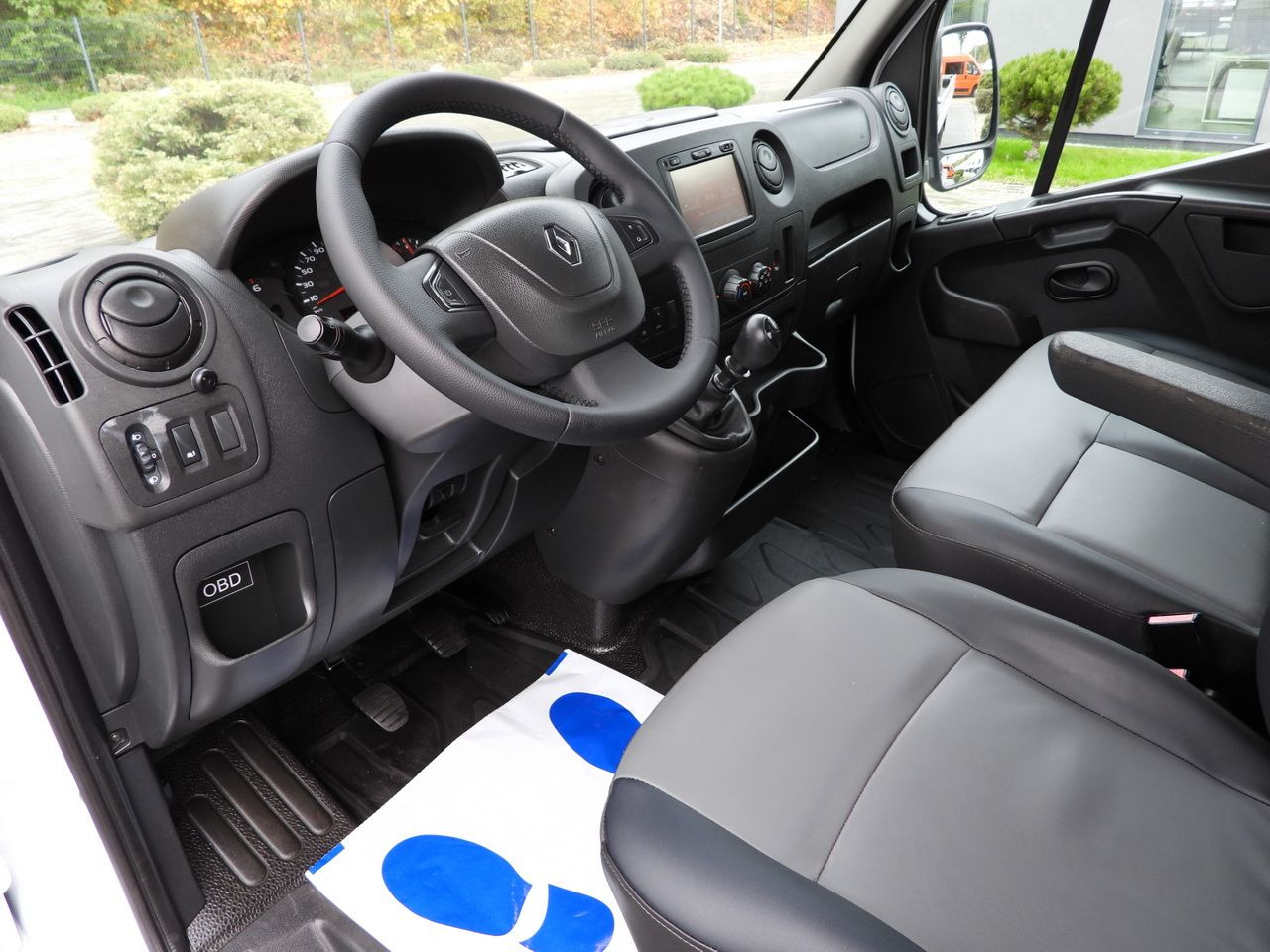 RENAULT MASTER STAKE BODY CRUISE CONTROL NAVIGATION TWIN WHEELS AIR CONDITIONING  130HP - Flatbed van: picture 2 RENAULT MASTER STAKE BODY CRUISE CONTROL NAVIGATION TWIN WHEELS AIR CONDITIONING  130HP - Flatbed van: picture 2