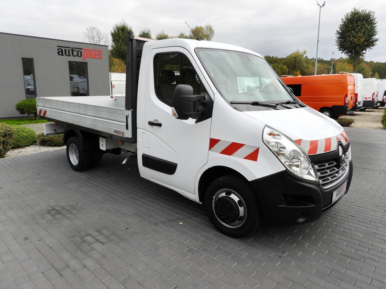 RENAULT MASTER STAKE BODY CRUISE CONTROL NAVIGATION TWIN WHEELS AIR CONDITIONING  130HP - Flatbed van: picture 4 RENAULT MASTER STAKE BODY CRUISE CONTROL NAVIGATION TWIN WHEELS AIR CONDITIONING  130HP - Flatbed van: picture 4