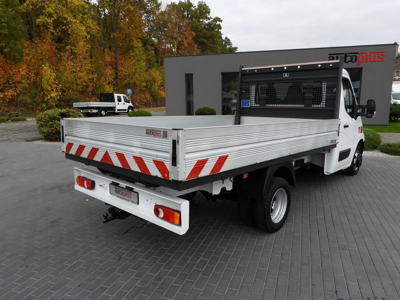 RENAULT MASTER STAKE BODY CRUISE CONTROL NAVIGATION TWIN WHEELS AIR CONDITIONING  130HP - Flatbed van: picture 3 RENAULT MASTER STAKE BODY CRUISE CONTROL NAVIGATION TWIN WHEELS AIR CONDITIONING  130HP - Flatbed van: picture 3