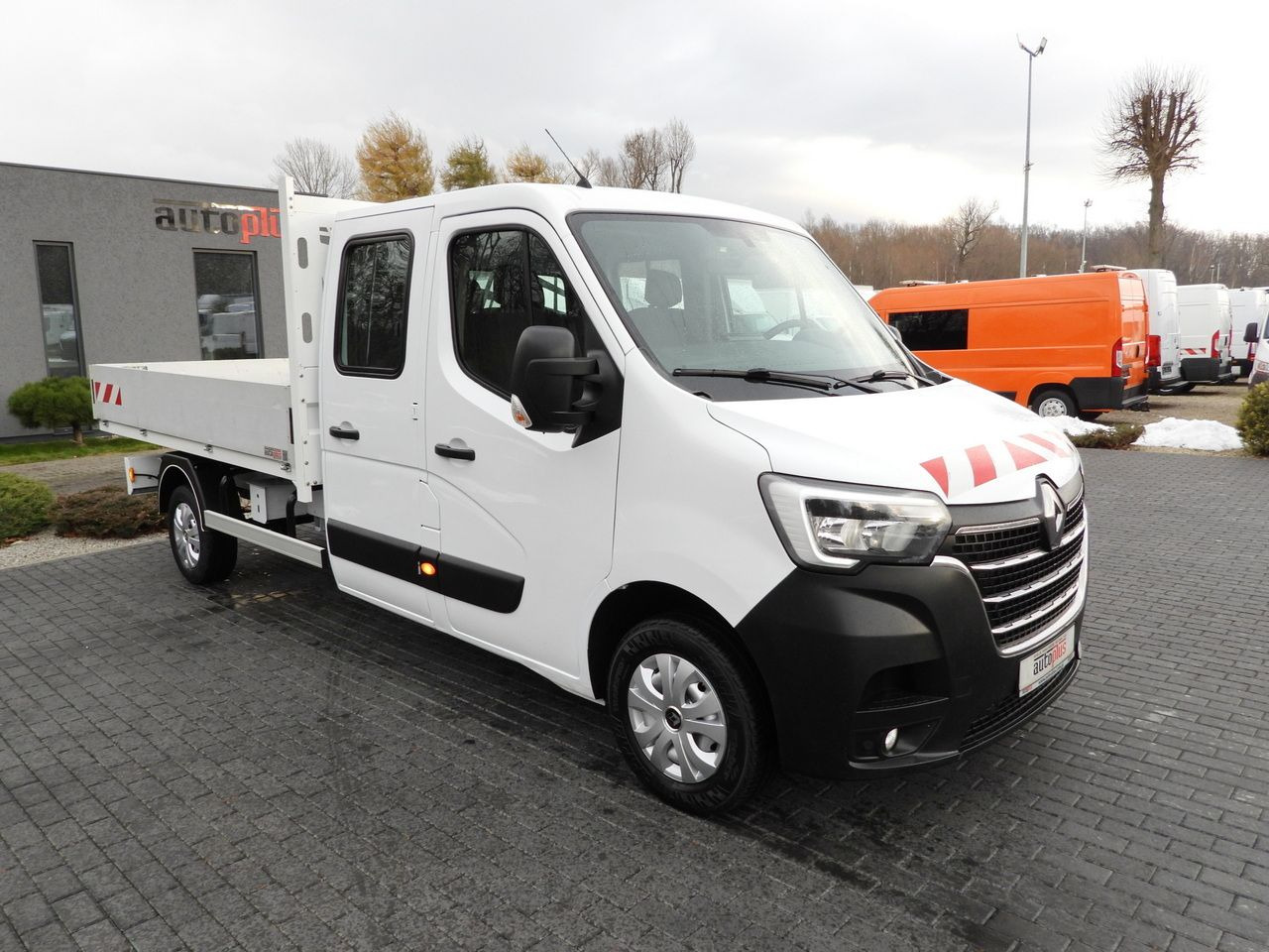 RENAULT MASTER STAKE BODY DOUBLE CABIN DOKA 6 SEATS CRUISE CONTROL NAVIGATION LED LIGHTS AIR CONDITIONING 150HP - Combi van: picture 4 RENAULT MASTER STAKE BODY DOUBLE CABIN DOKA 6 SEATS CRUISE CONTROL NAVIGATION LED LIGHTS AIR CONDITIONING 150HP - Combi van: picture 4