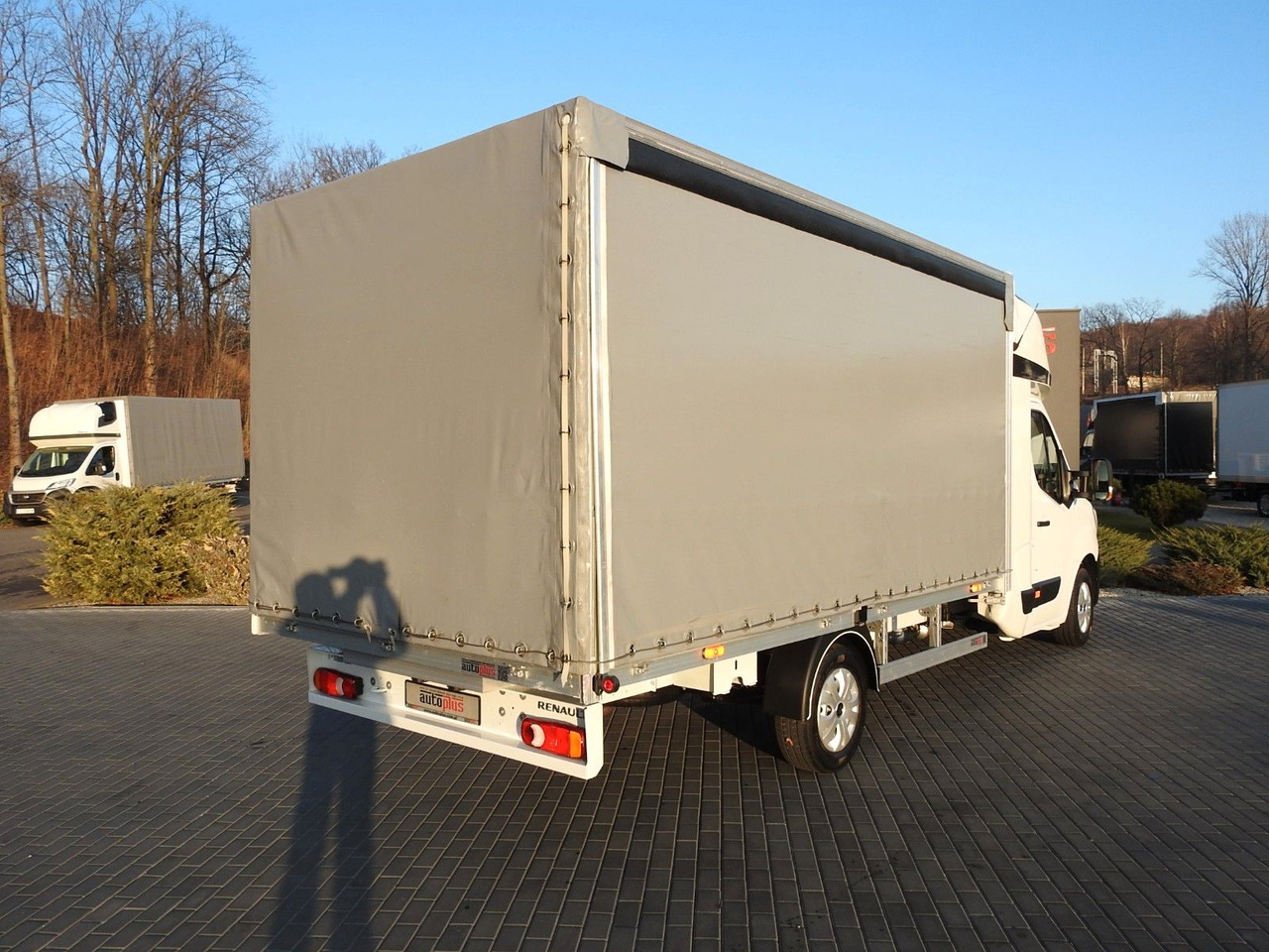 Renault MASTER PRITSCHE PLANE 8 PALETTEN WEBASTO - Curtain side van, Combi van: picture 3 Renault MASTER PRITSCHE PLANE 8 PALETTEN WEBASTO - Curtain side van, Combi van: picture 3