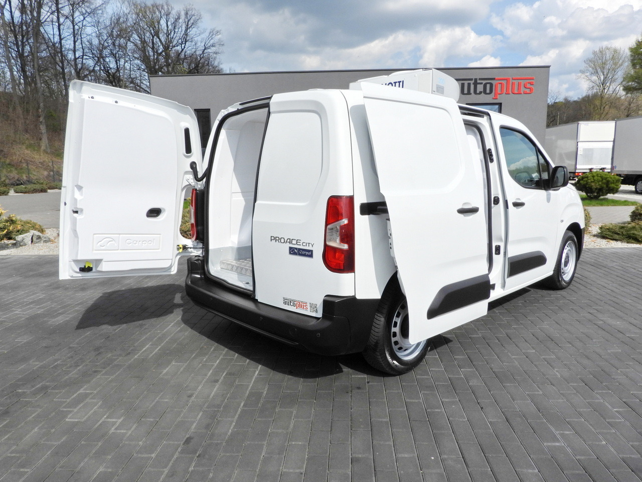 TOYOTA PROACE CITY REFRIGERATOR VAN -15*C POWER SUPPLY 230V CRUISE CONTROL AIR CONDITIONING 100HP - Refrigerated van: picture 3 TOYOTA PROACE CITY REFRIGERATOR VAN -15*C POWER SUPPLY 230V CRUISE CONTROL AIR CONDITIONING 100HP - Refrigerated van: picture 3