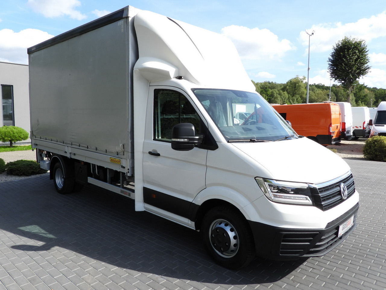 VOLKSWAGEN CRAFTER TARPAULIN LIFT 8 PALLETS CRUISE CONTROL LED LIGHTS TWIN WHEELS AIR CONDITIONING 180HP - Curtain side van: picture 4 VOLKSWAGEN CRAFTER TARPAULIN LIFT 8 PALLETS CRUISE CONTROL LED LIGHTS TWIN WHEELS AIR CONDITIONING 180HP - Curtain side van: picture 4