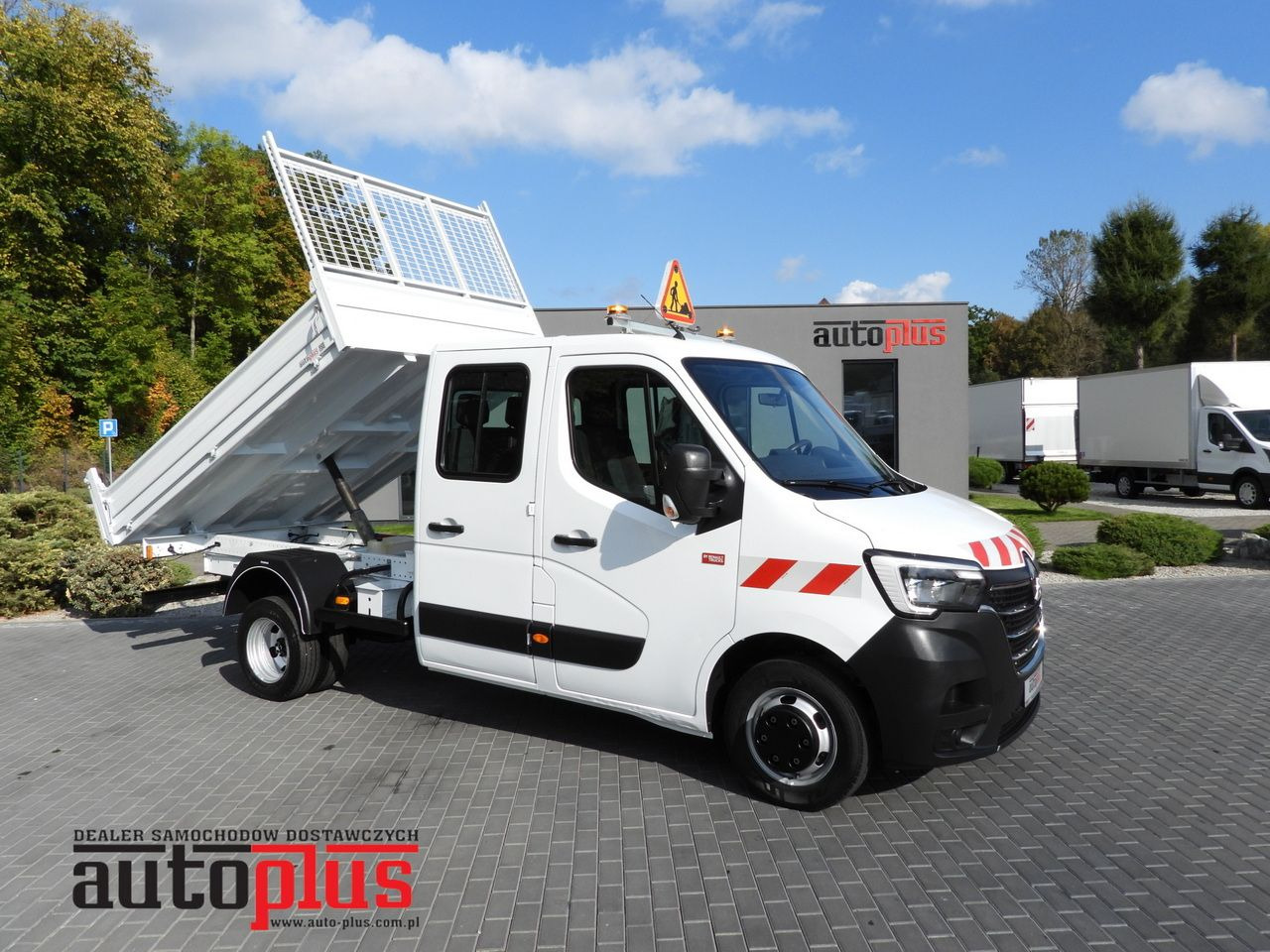 RENAULT MASTER TIPPER DOUBLE CABIN DOKA 6 SEATS CRUISE CONTROL LED LIGHTS TWIN WHEELS AIR CONDITIONING 165HP - Van: picture 1 RENAULT MASTER TIPPER DOUBLE CABIN DOKA 6 SEATS CRUISE CONTROL LED LIGHTS TWIN WHEELS AIR CONDITIONING 165HP - Van: picture 1