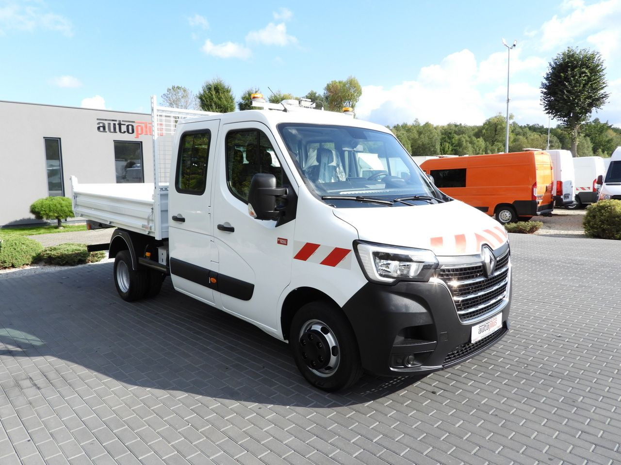 RENAULT MASTER TIPPER DOUBLE CABIN DOKA 6 SEATS CRUISE CONTROL LED LIGHTS TWIN WHEELS AIR CONDITIONING 165HP - Van: picture 4 RENAULT MASTER TIPPER DOUBLE CABIN DOKA 6 SEATS CRUISE CONTROL LED LIGHTS TWIN WHEELS AIR CONDITIONING 165HP - Van: picture 4