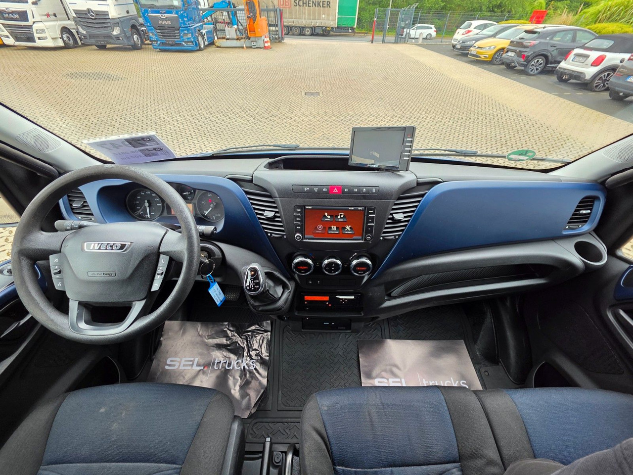 Curtain side van Iveco Daily 70C18 Hi-Matic / Ladebordwand / 3 Sitzen: picture 23