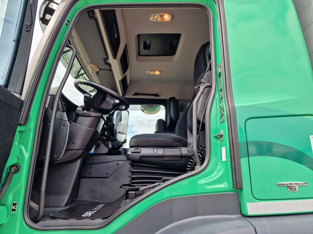 Curtainsider truck Mercedes-Benz Antos 1830L 4X2: picture 16