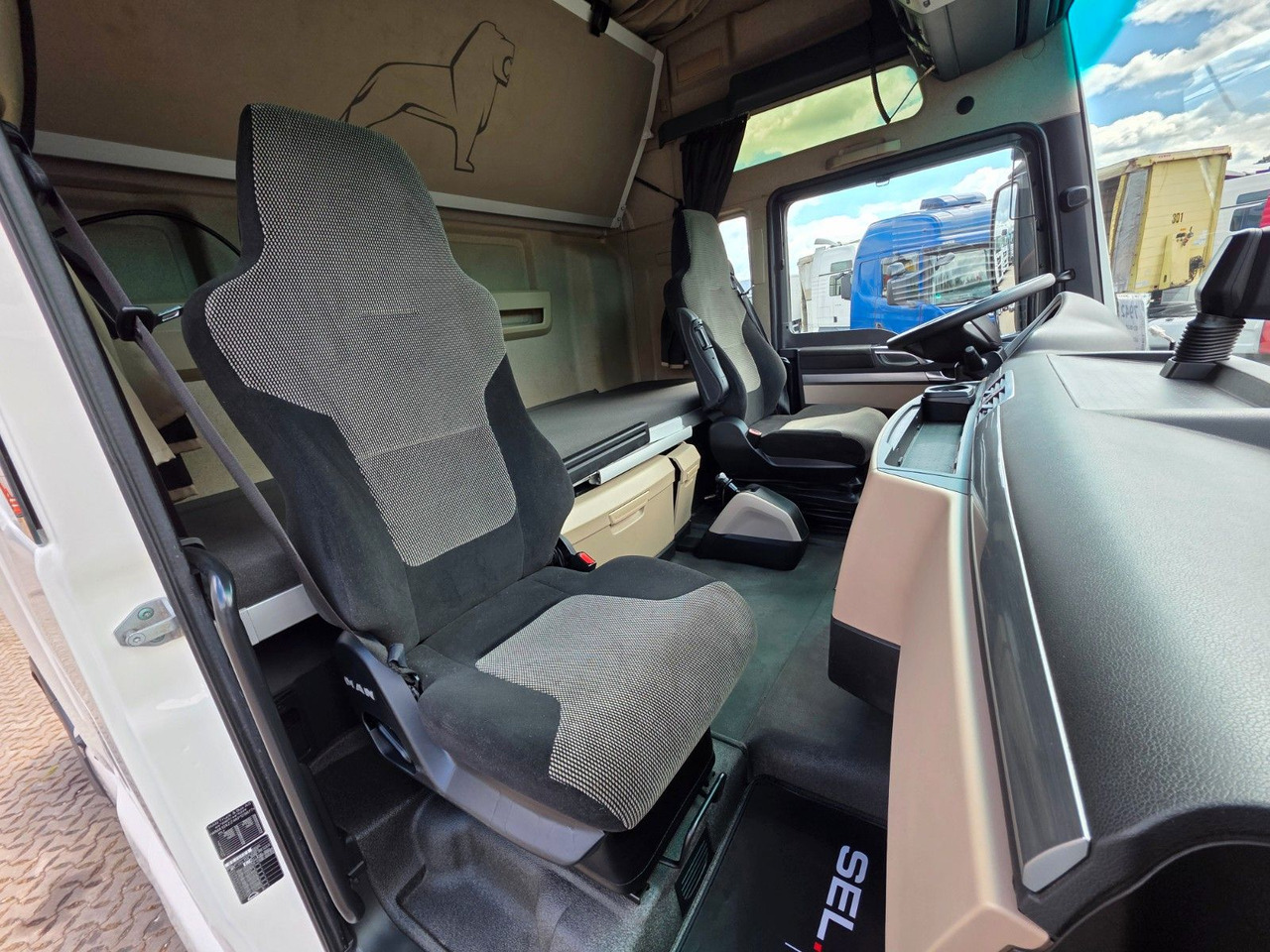 Tractor unit MAN TGX 18.460 4X2 LLS-U /Retarder /2 Tanks /ADR  AT: picture 18