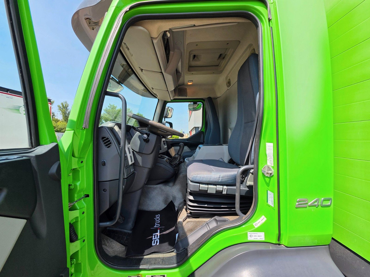 Curtainsider truck Volvo FL 240: picture 16