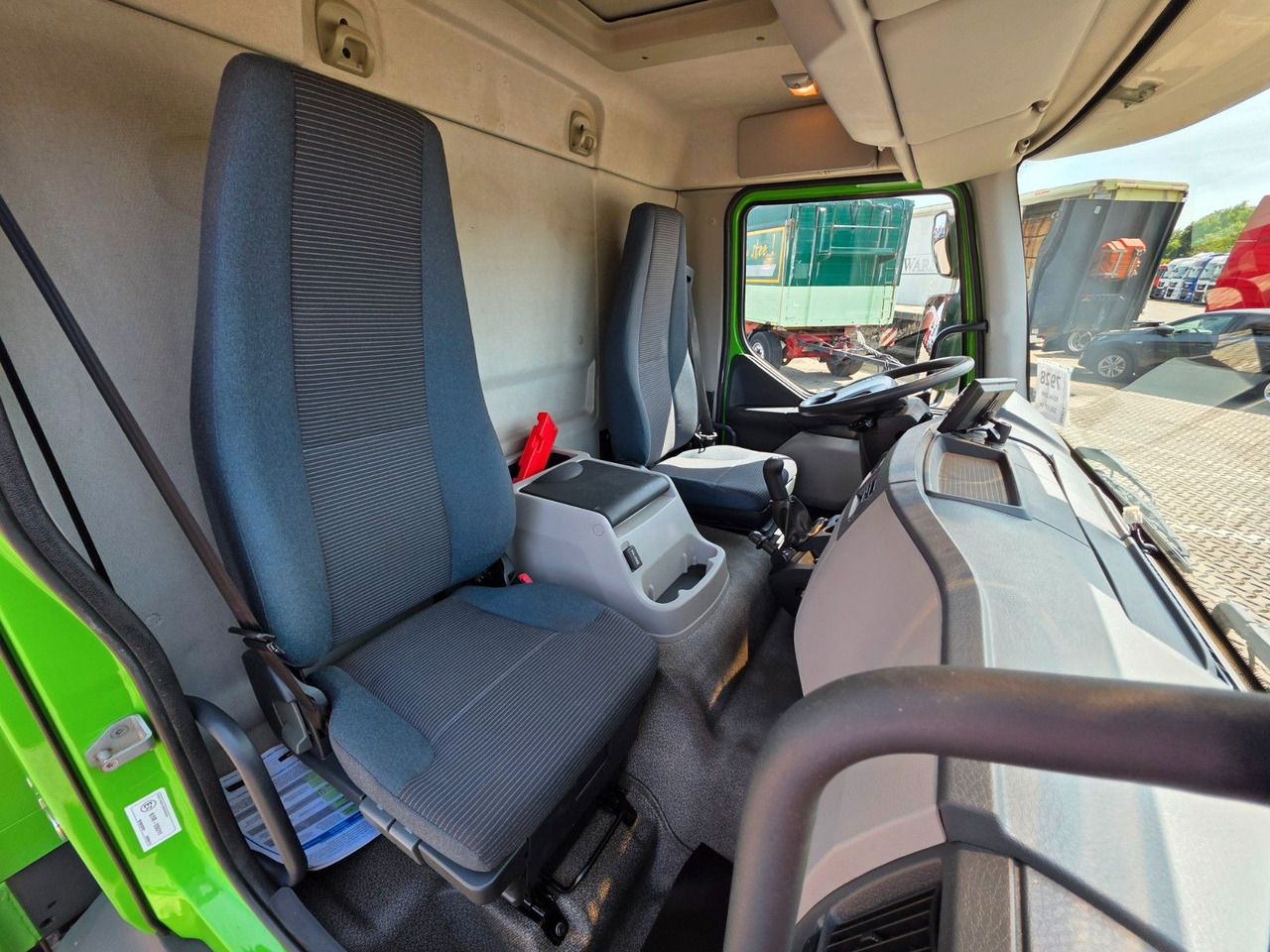 Curtainsider truck Volvo FL 240: picture 19