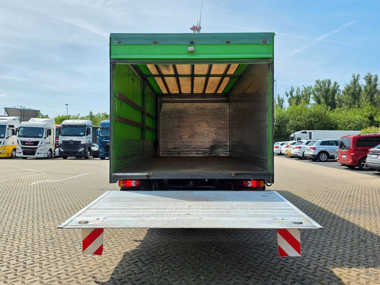 Curtainsider truck Volvo FL 240: picture 9