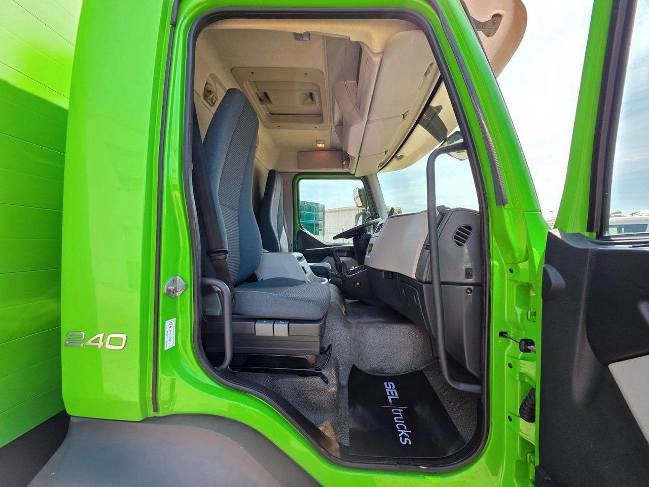 Curtainsider truck Volvo FL 240: picture 18