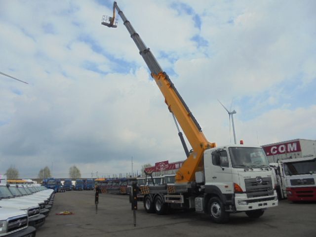 Hino 700 6X4 - Truck mounted aerial platform: picture 3 Hino 700 6X4 - Truck mounted aerial platform: picture 3