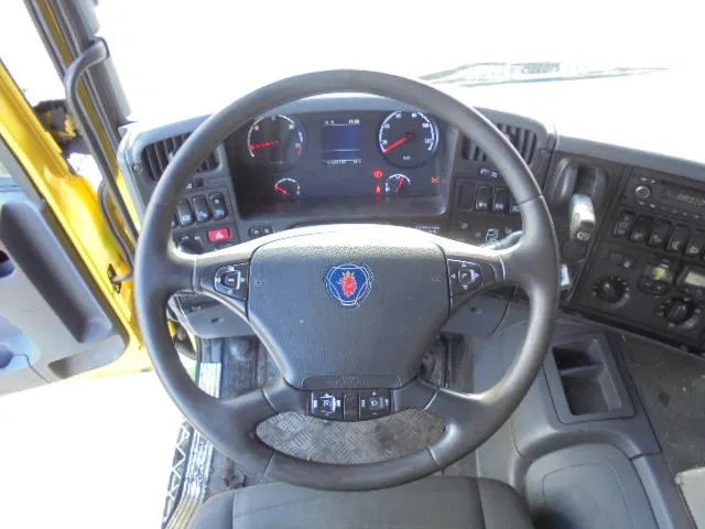 Interior photo 1: Tipper Scania P400 8X2 ASFALT
