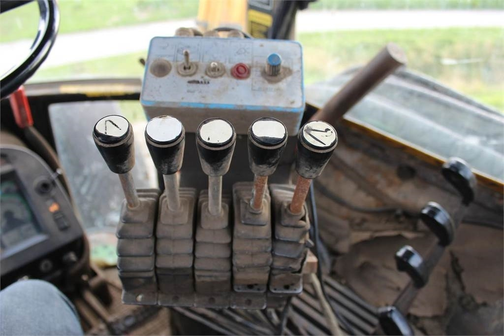 Farm tractor John Deere 4055: picture 13