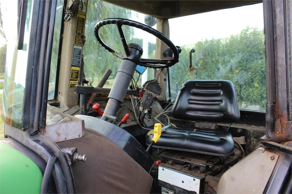Farm tractor John Deere 4055: picture 11