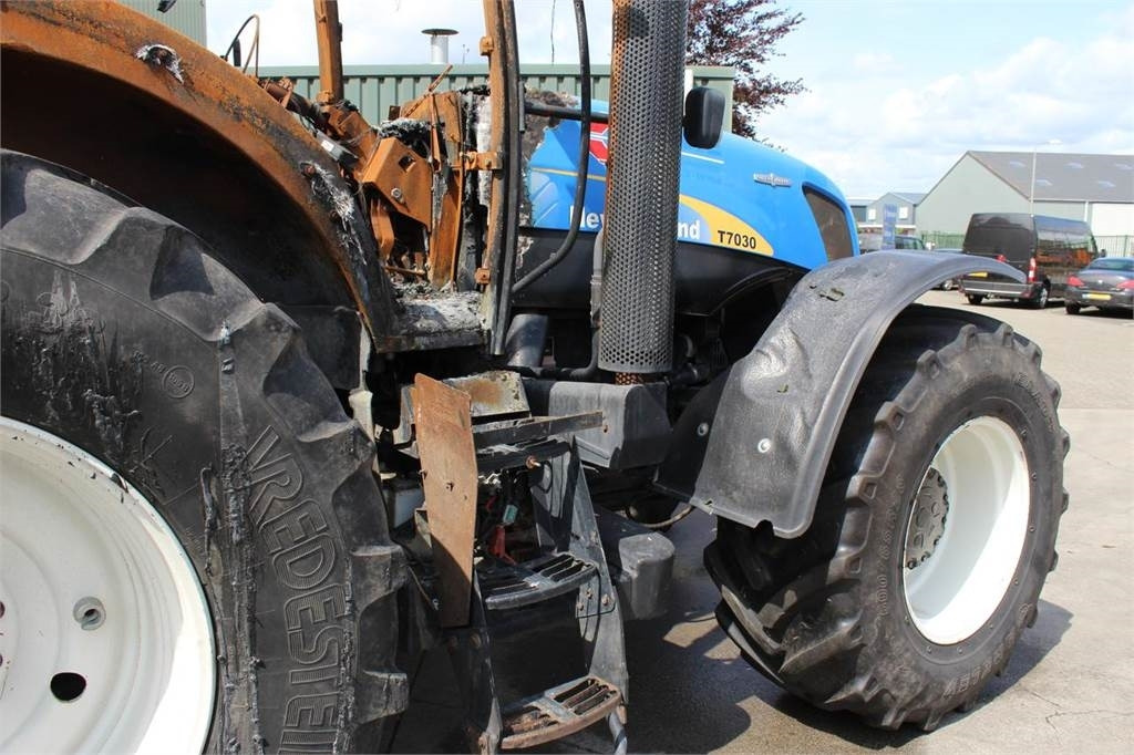 New Holland T7030 - Farm tractor: picture 3 New Holland T7030 - Farm tractor: picture 3