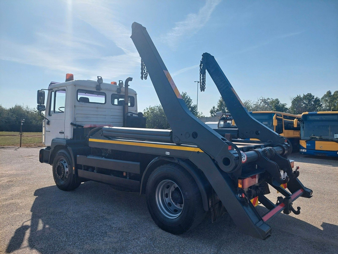 MAN ME 18.280 BB 4x2 - Curtainsider truck: picture 3 MAN ME 18.280 BB 4x2 - Curtainsider truck: picture 3