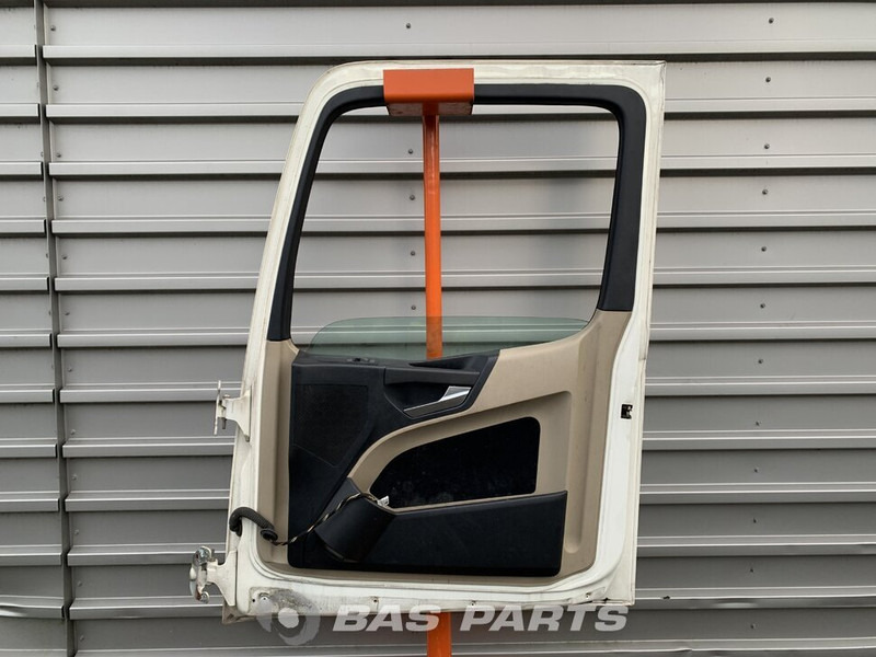 Mercedes-Benz Actros MP4 - Door and parts for Truck: picture 2 Mercedes-Benz Actros MP4 - Door and parts for Truck: picture 2