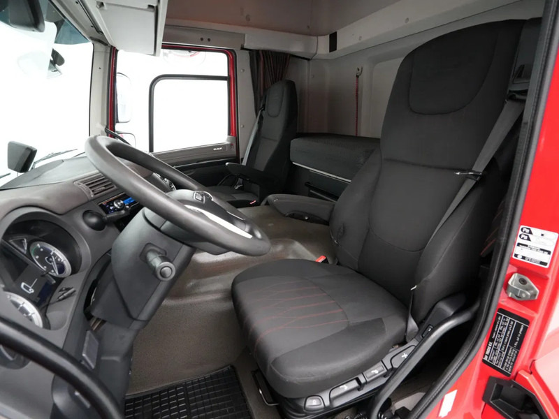 Interior photo 1: Tractor unit DAF CF 410
