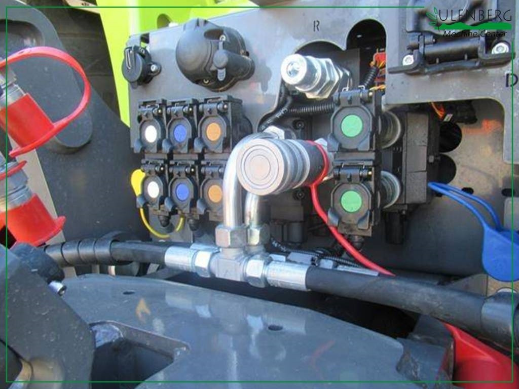 Farm tractor Claas Xerion 5000 Trac: picture 11