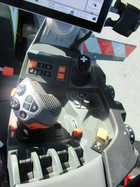 Farm tractor Claas Xerion 5000 Trac: picture 23