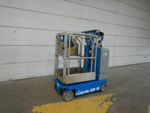 Genie GR15 - Vertical mast lift: picture 3 Genie GR15 - Vertical mast lift: picture 3
