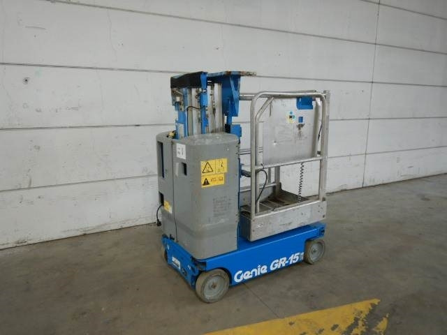 Genie GR15 - Vertical mast lift: picture 4 Genie GR15 - Vertical mast lift: picture 4