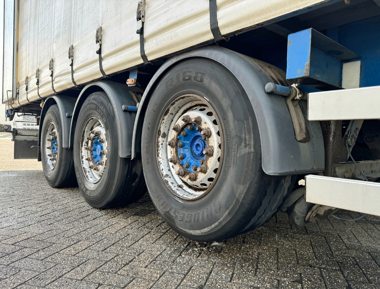 Curtainsider semi-trailer Renders 3 Axle Disc Brakes Lift Axle Nice Chassis Wooden Floor Sliding Roof: picture 16