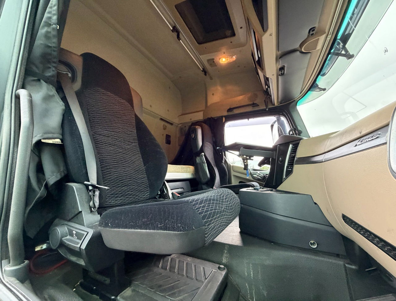 Tractor unit Mercedes-Benz Actros 2542 Euro 6 Full Spoiler 886.000 KM Holland-Truck: picture 15