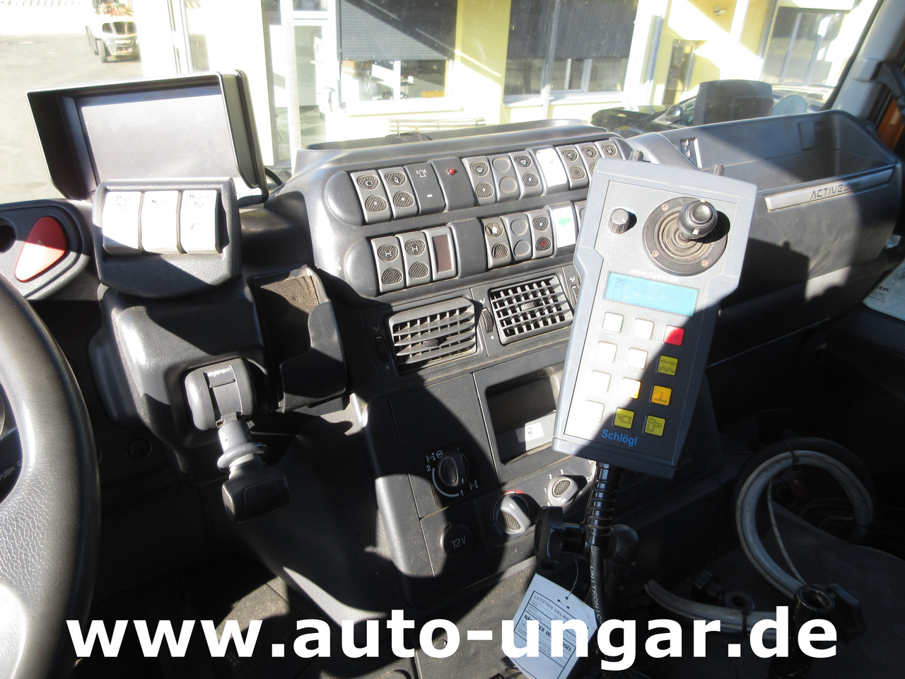 Tipper, Crane truck IVECO Trakker 360 Kipper Allrad 4x4 Kran Palfinger PK 9002 Kommunalhydraulik Winterdienst Euro 5: picture 27 Tipper, Crane truck IVECO Trakker 360 Kipper Allrad 4x4 Kran Palfinger PK 9002 Kommunalhydraulik Winterdienst Euro 5: picture 27