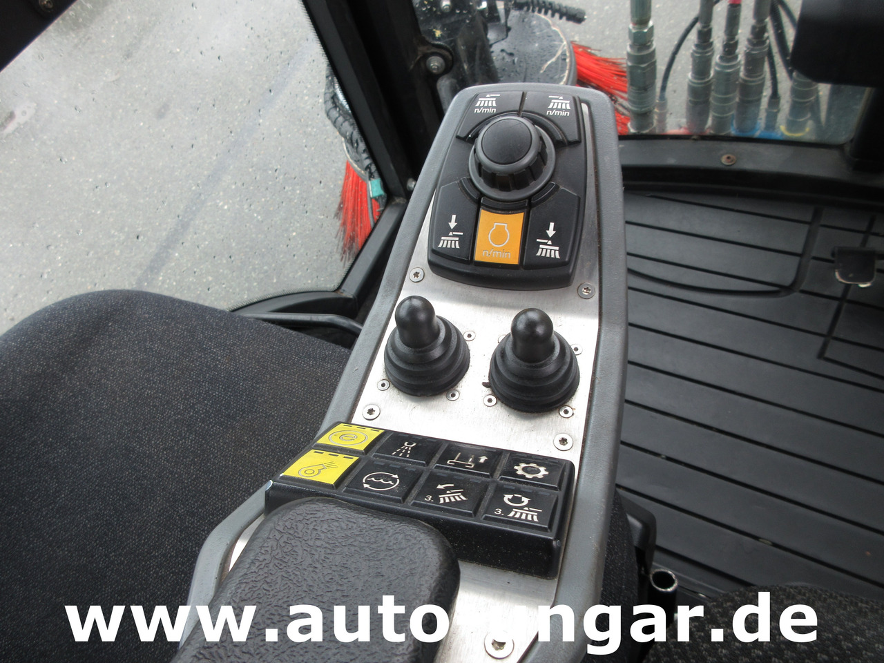 Road sweeper KÄRCHER MC130 Advanced Kehrmaschine Geräteträger 4x4 Kommunalfahrzeug MIC 130 Professional: picture 14