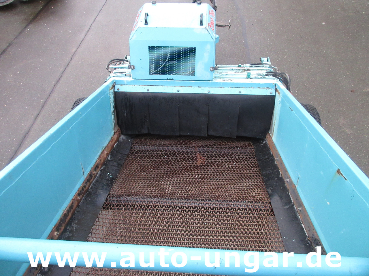 Municipal/ Special vehicle Kässbohrer BeachTech STR 2000 Baujahr 2003 BeachCleaner Strandreiniger °0043: picture 10 Municipal/ Special vehicle Kässbohrer BeachTech STR 2000 Baujahr 2003 BeachCleaner Strandreiniger °0043: picture 10