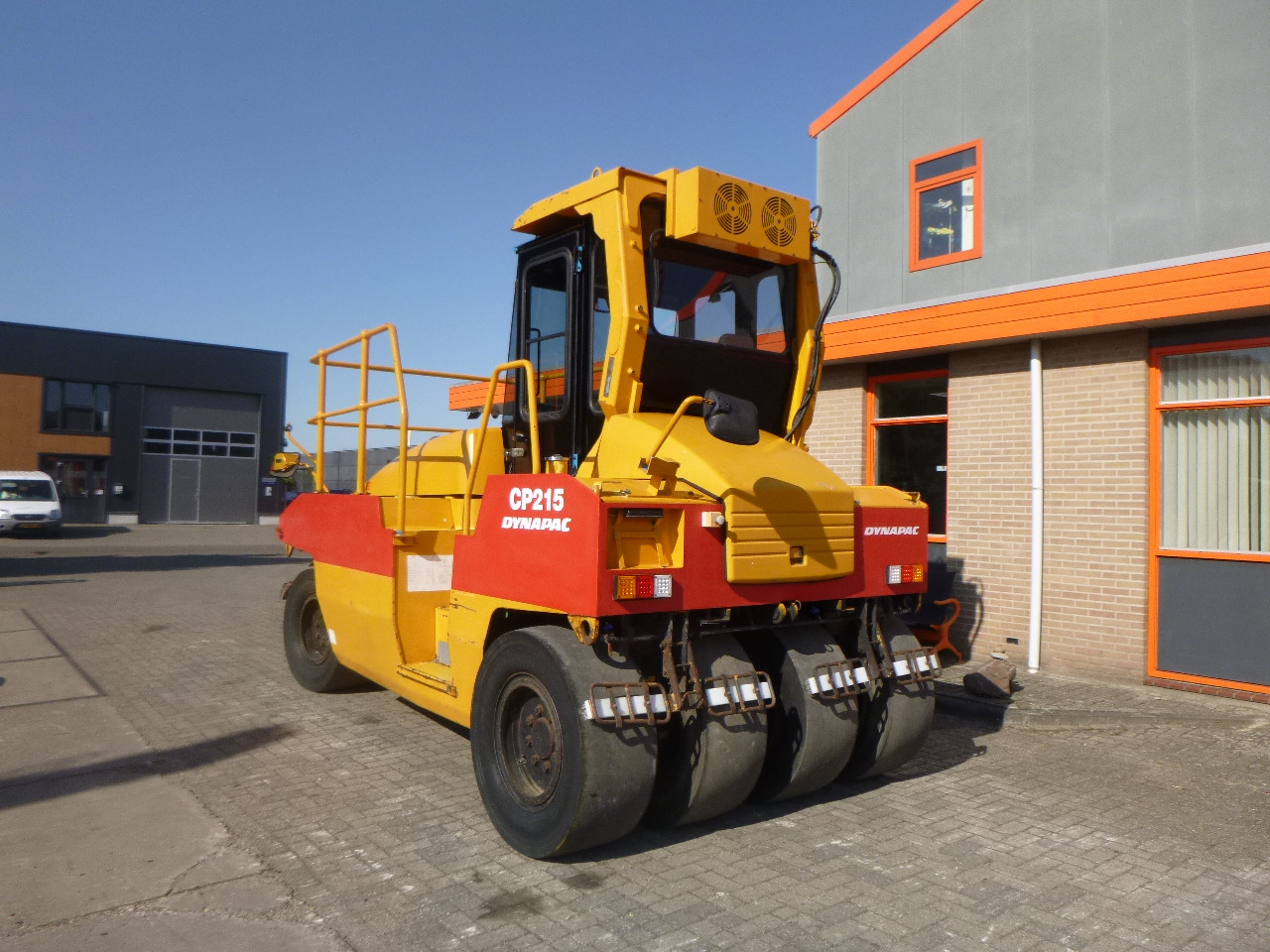 DYNAPAC CP215(HITACHI) - Pneumatic roller: picture 2 DYNAPAC CP215(HITACHI) - Pneumatic roller: picture 2