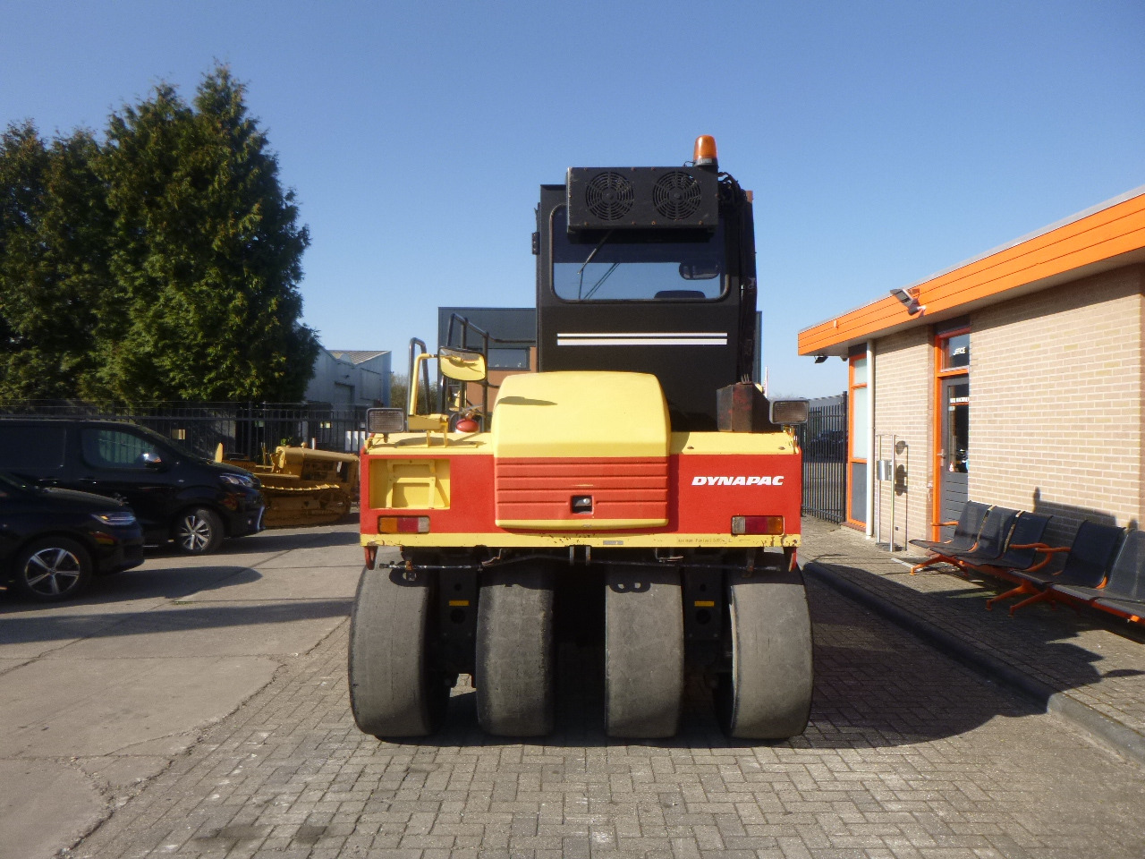 DYNAPAC CP215(HITACHI) - Pneumatic roller: picture 3 DYNAPAC CP215(HITACHI) - Pneumatic roller: picture 3