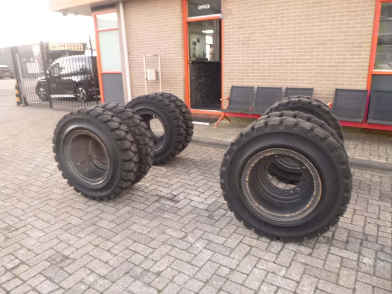 SOLIDEAL 10.00 x 20 SOLID - Wheel and tire package for Wheel excavator: picture 2 SOLIDEAL 10.00 x 20 SOLID - Wheel and tire package for Wheel excavator: picture 2