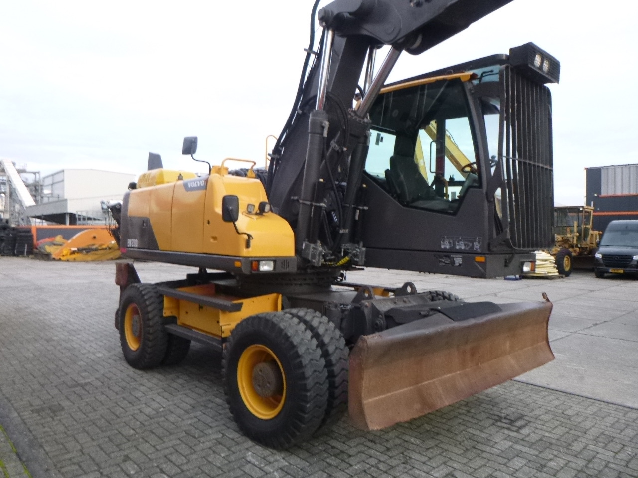 Wheel excavator VOLVO EW210D: picture 9