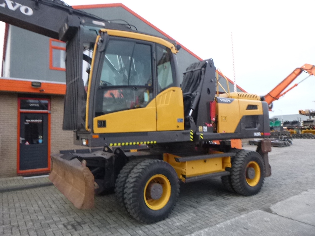 Wheel excavator VOLVO EW210D: picture 14