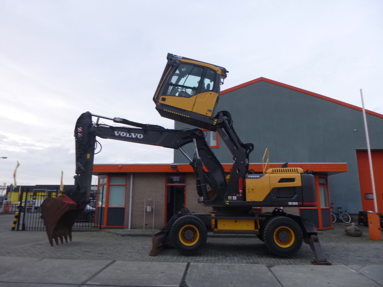 Wheel excavator VOLVO EW210D: picture 7