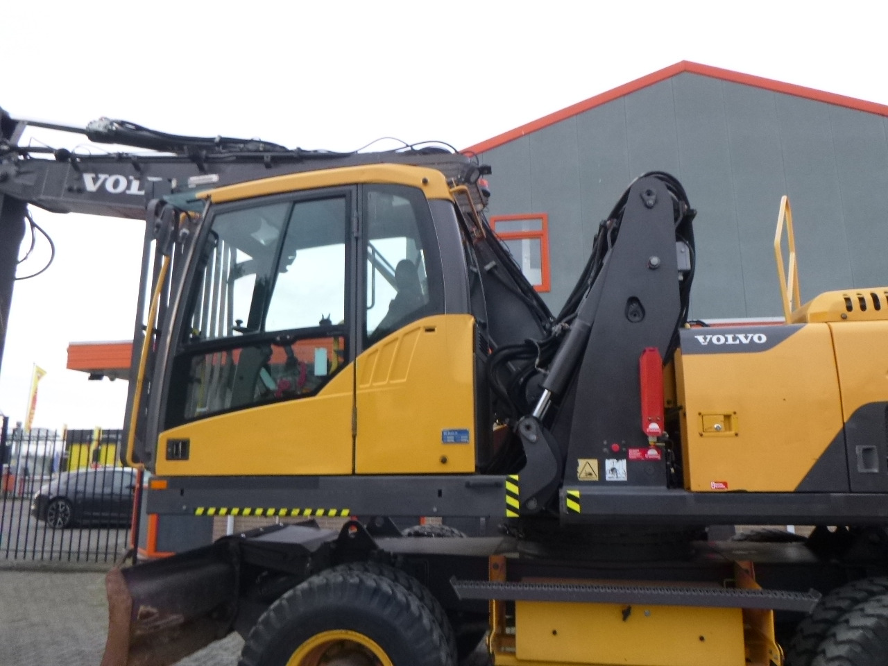 Wheel excavator VOLVO EW210D: picture 13