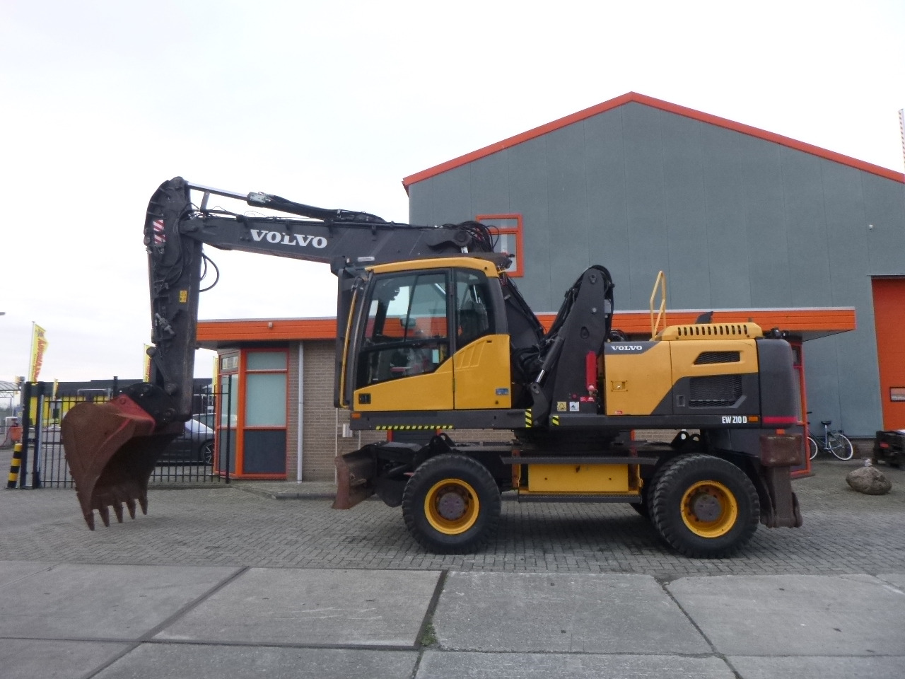 Wheel excavator VOLVO EW210D: picture 30